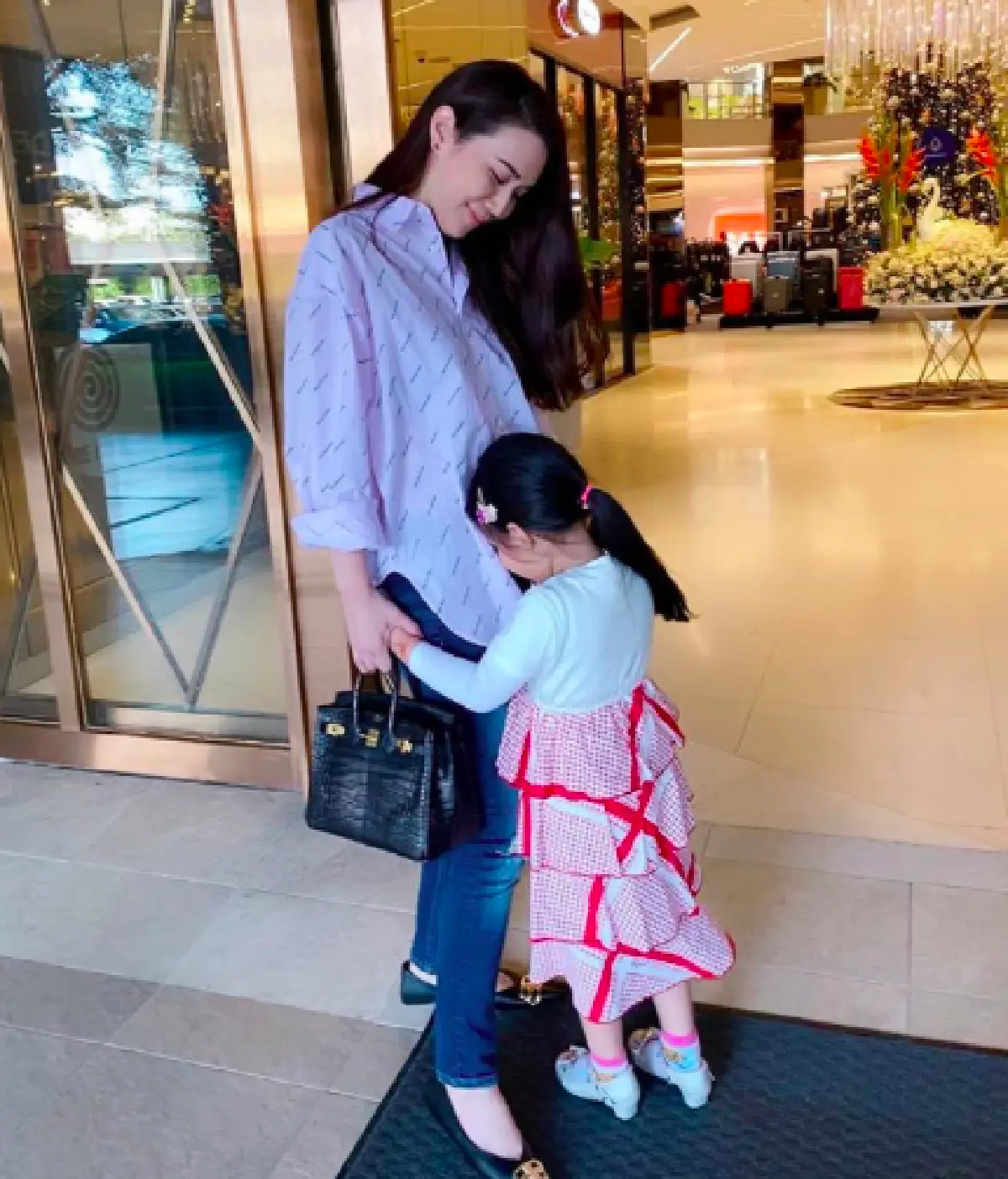 แฟนคลับลุ้นหนักมาก! “น้องมายู” ซบหน้าท้อง “เมย์ ปทิดา” หรือจะมีน้องแล้ว