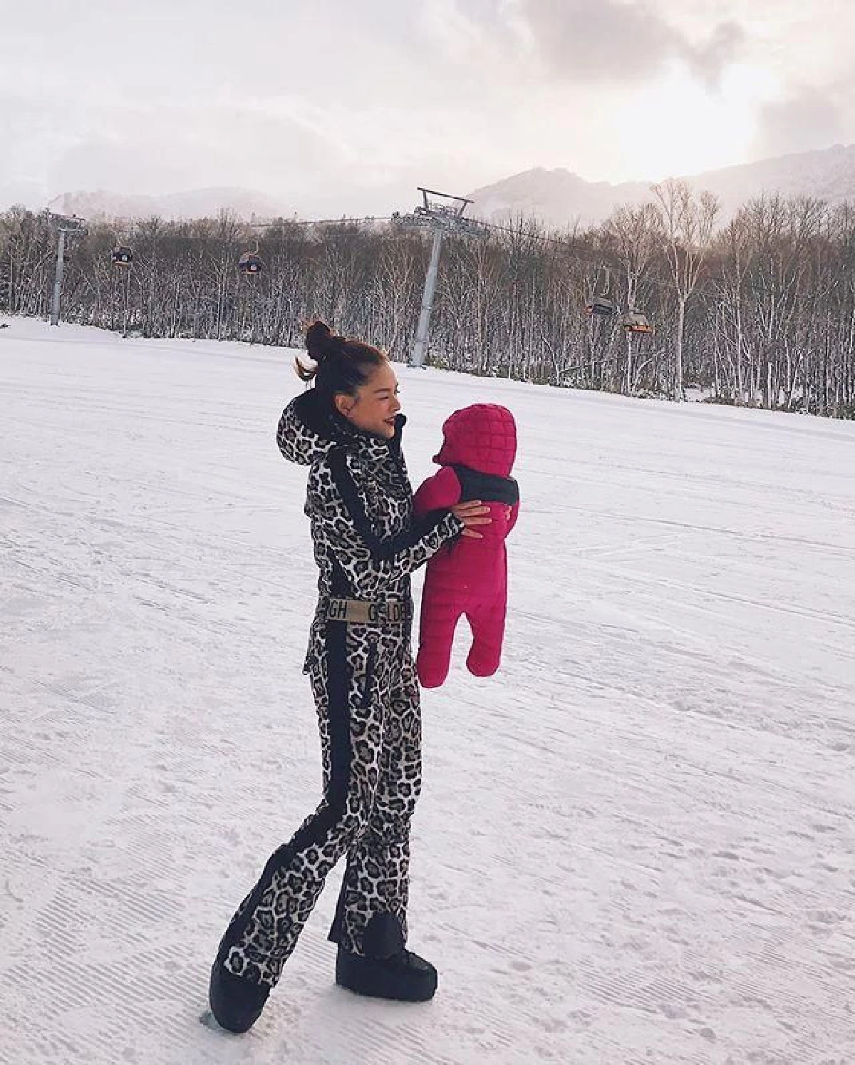 ลิเดีย อุ้ม น้องเดมี่ ตะลุยหิมะครั้งแรกที่ญี่ปุ่น ลูกสาวหนาวนิ่งเหมือนตุ๊กตายังไม่ไขลาน