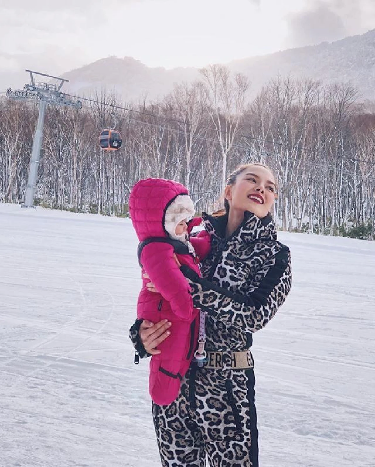 ลิเดีย อุ้ม น้องเดมี่ ตะลุยหิมะครั้งแรกที่ญี่ปุ่น ลูกสาวหนาวนิ่งเหมือนตุ๊กตายังไม่ไขลาน