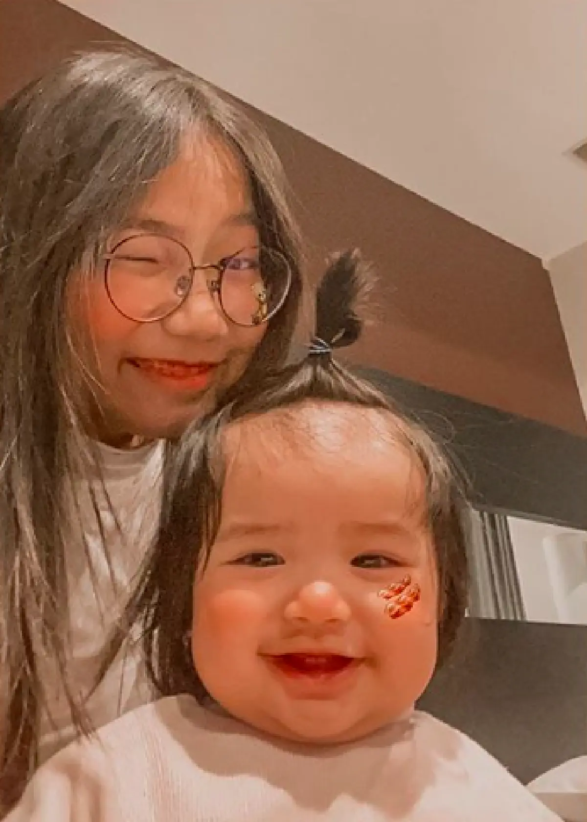 “อุ้ม ลักขณา” ถามแฟนๆ หลังโพสต์ภาพคู่ “น้องดิสนีย์” ว่าหมือนกันไหม แต่คำตอบกลับพลิก