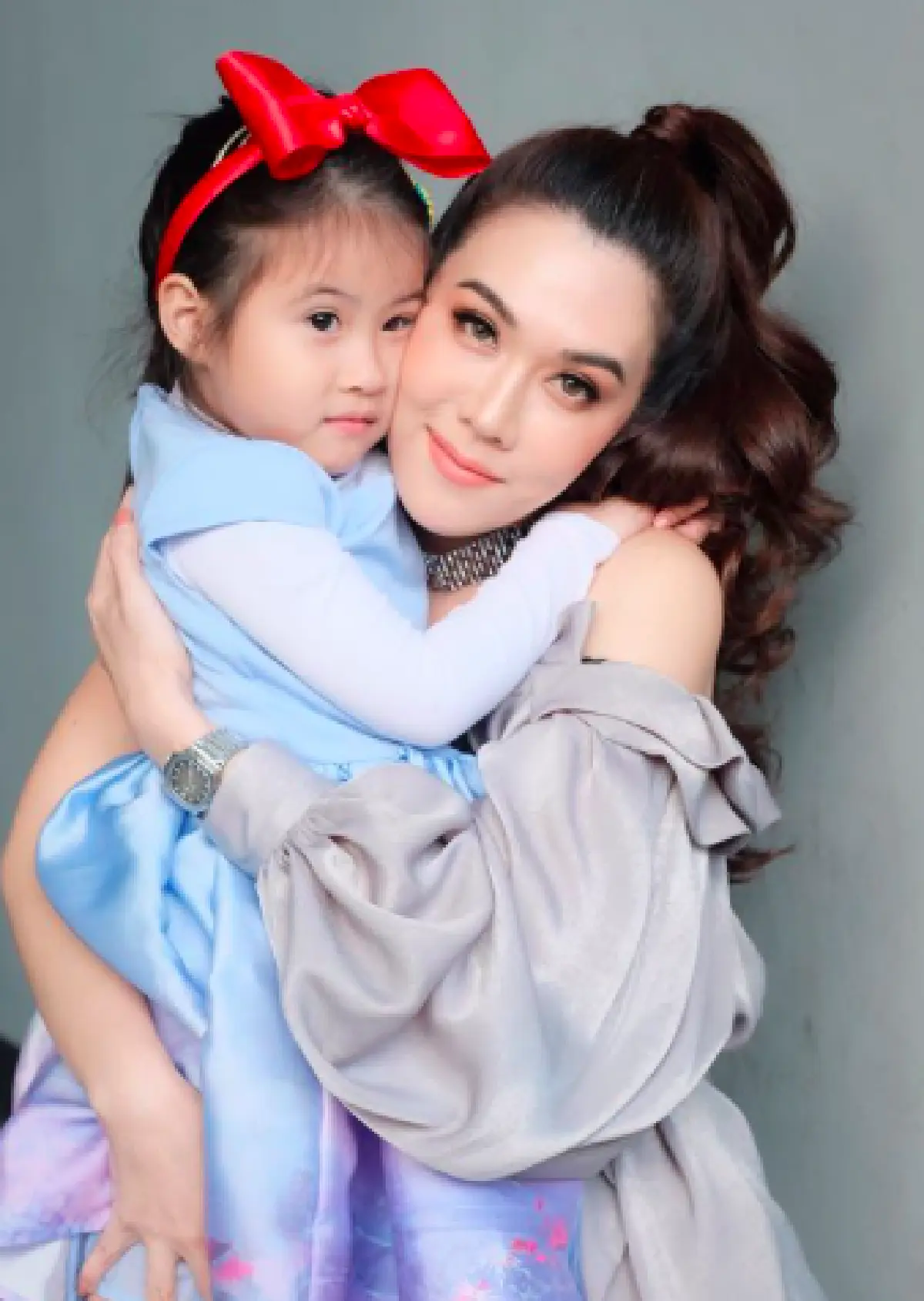 แฟนคลับลุ้นหนักมาก! “น้องมายู” ซบหน้าท้อง “เมย์ ปทิดา” หรือจะมีน้องแล้ว