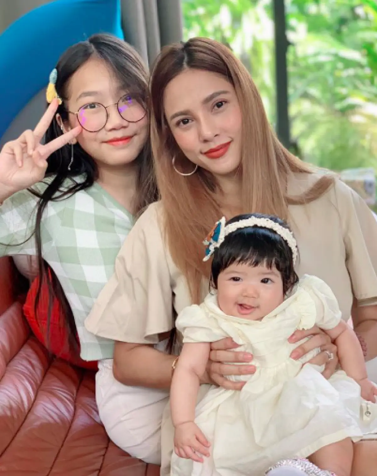 “อุ้ม ลักขณา” ถามแฟนๆ หลังโพสต์ภาพคู่ “น้องดิสนีย์” ว่าหมือนกันไหม แต่คำตอบกลับพลิก