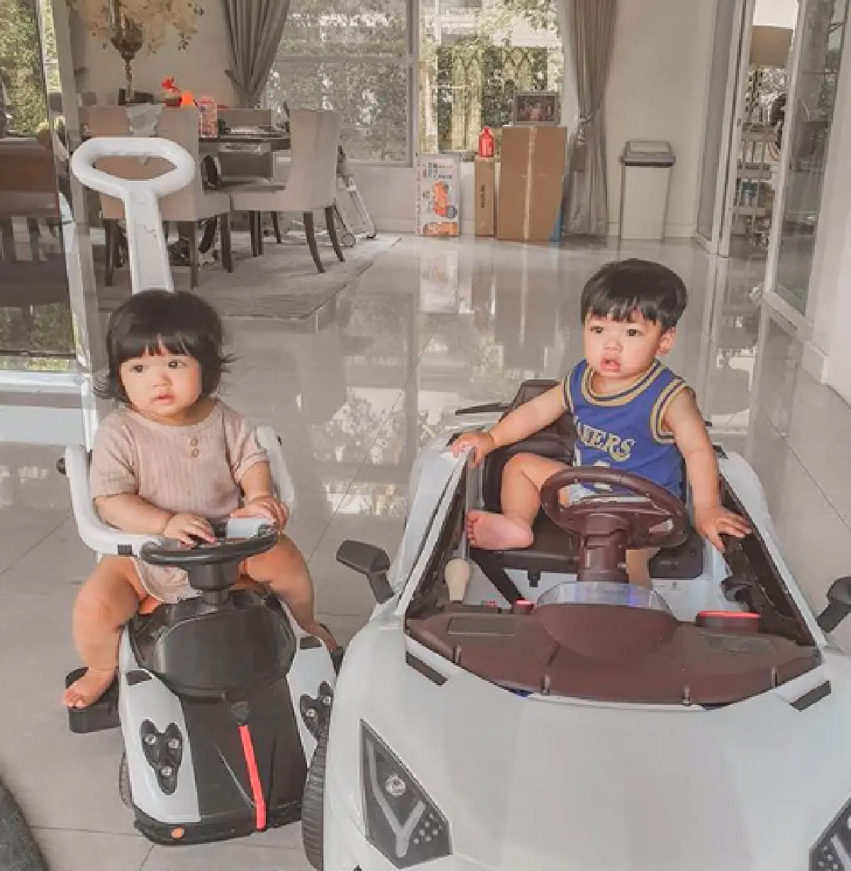 “อุ้ม ลักขณา” ถามแฟนๆ หลังโพสต์ภาพคู่ “น้องดิสนีย์” ว่าหมือนกันไหม แต่คำตอบกลับพลิก