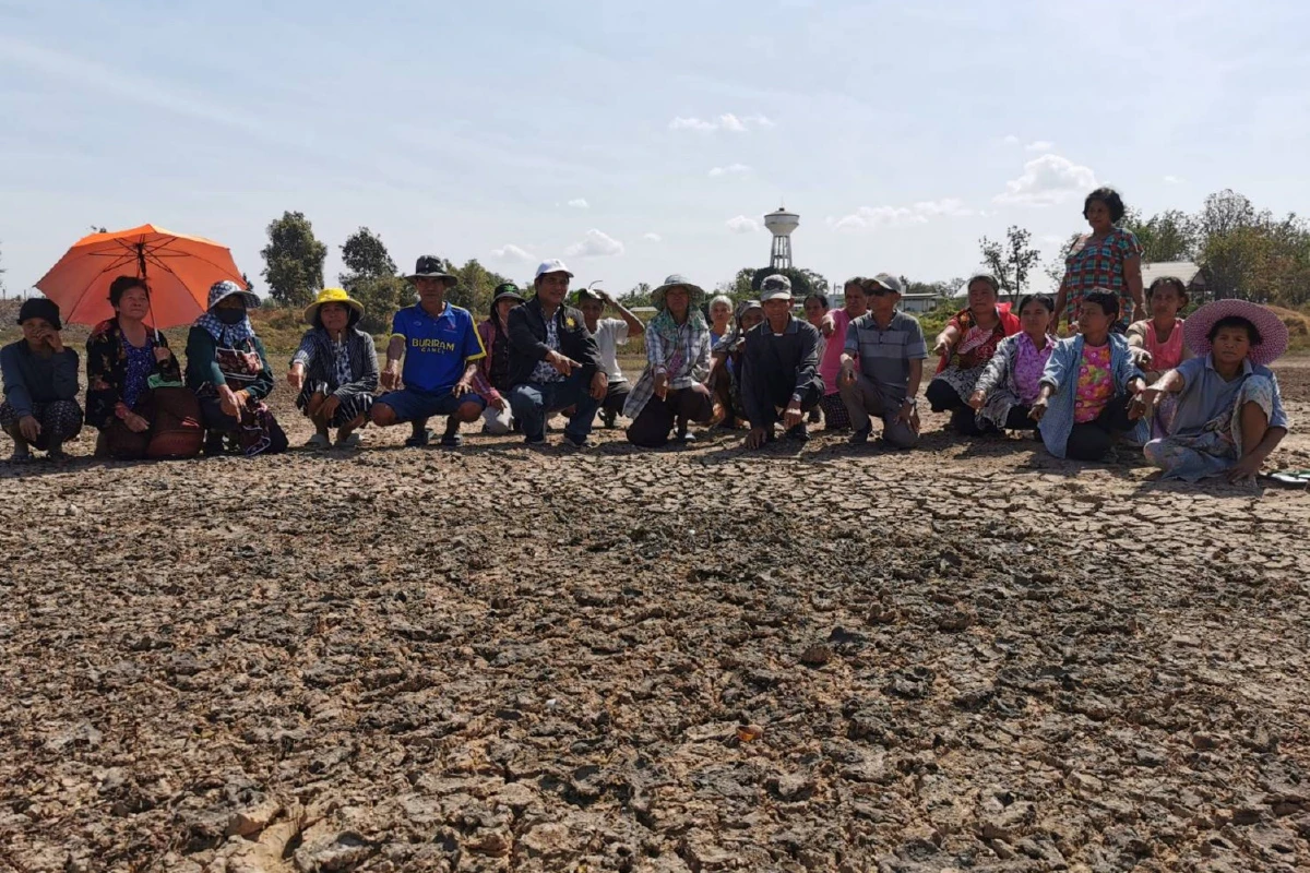 สระแห้งลงไปเดินได้ 4หมู่บ้านอ.เมืองบุรีรัมย์ไม่มีน้ำผลิตประปา