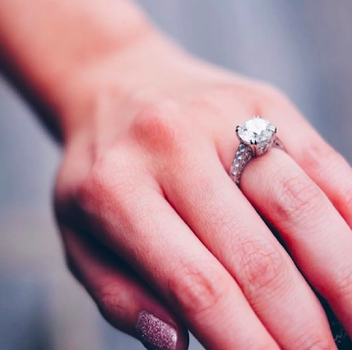 "เอมมี่ มรกต” ซูมแหวนหมั้นเพชรเม็ดเป้งแบบชัดๆ พร้อมเผยที่มาและดีเทล