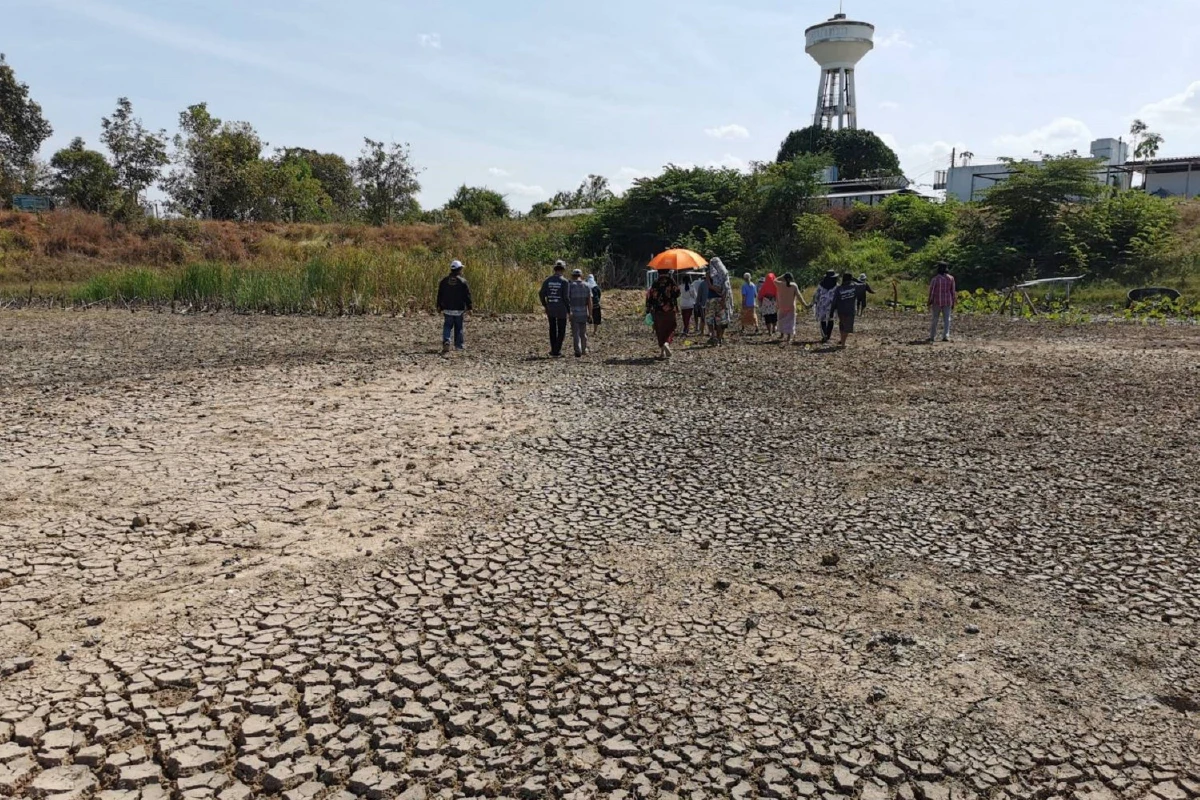 สระแห้งลงไปเดินได้ 4หมู่บ้านอ.เมืองบุรีรัมย์ไม่มีน้ำผลิตประปา