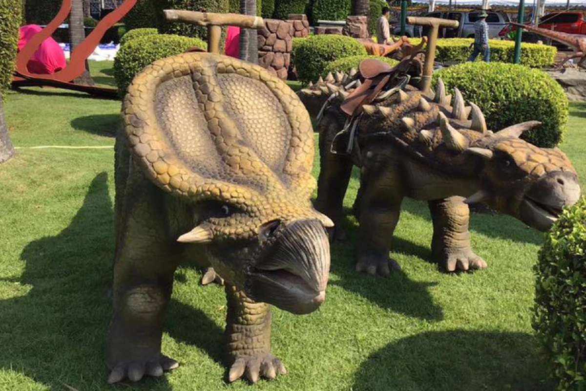 ฮือฮา!ฝูงไดโนเสาร์โผล่หน้าทำเนียบรอร่วมกิจกรรมงานวันเด็กแห่งชาติ