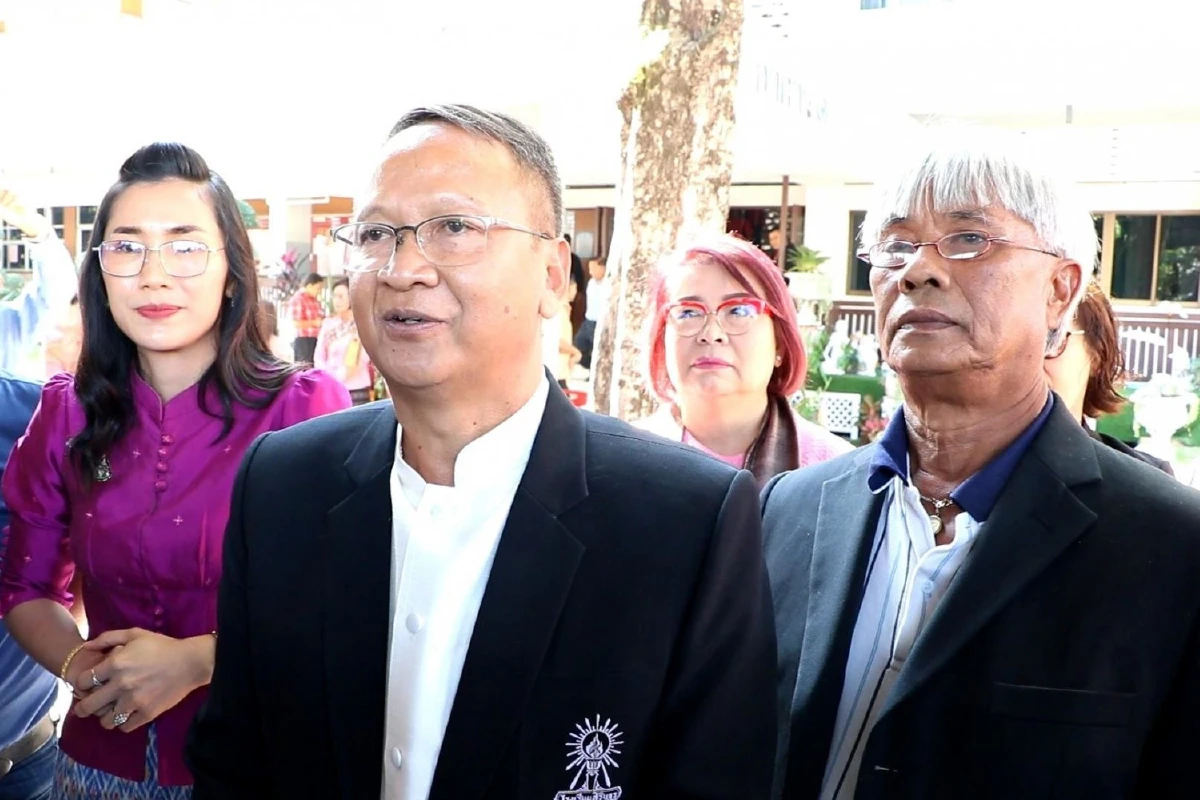 ผอ.โรงเรียนดังรับตำแหน่งวันแรกเจอชูป้ายไม่รับ ลั่นผมมาถูกต้องตามระเบียบ