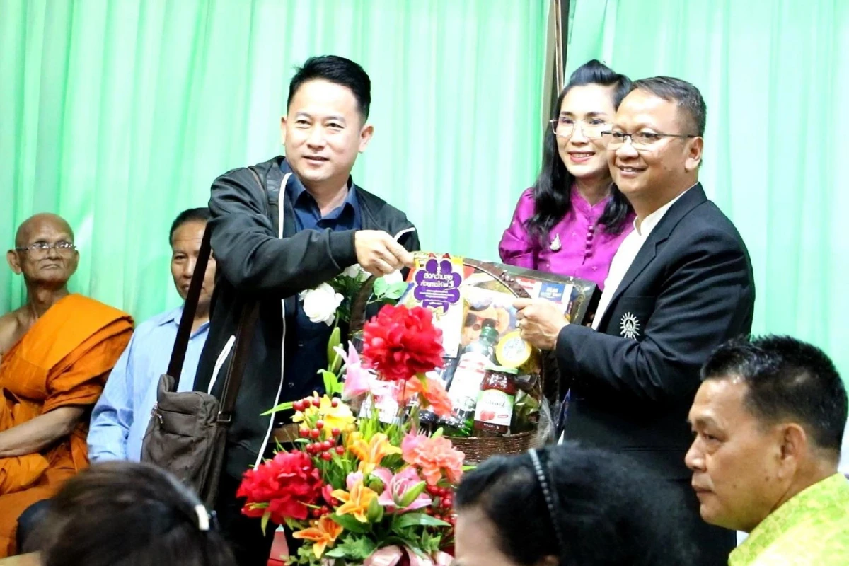 ผอ.โรงเรียนดังรับตำแหน่งวันแรกเจอชูป้ายไม่รับ ลั่นผมมาถูกต้องตามระเบียบ