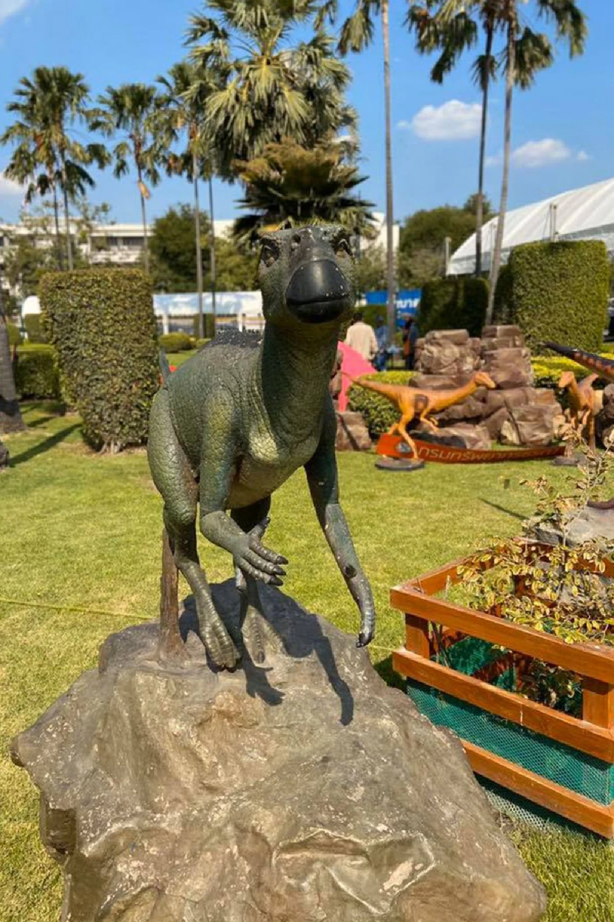 ฮือฮา!ฝูงไดโนเสาร์โผล่หน้าทำเนียบรอร่วมกิจกรรมงานวันเด็กแห่งชาติ