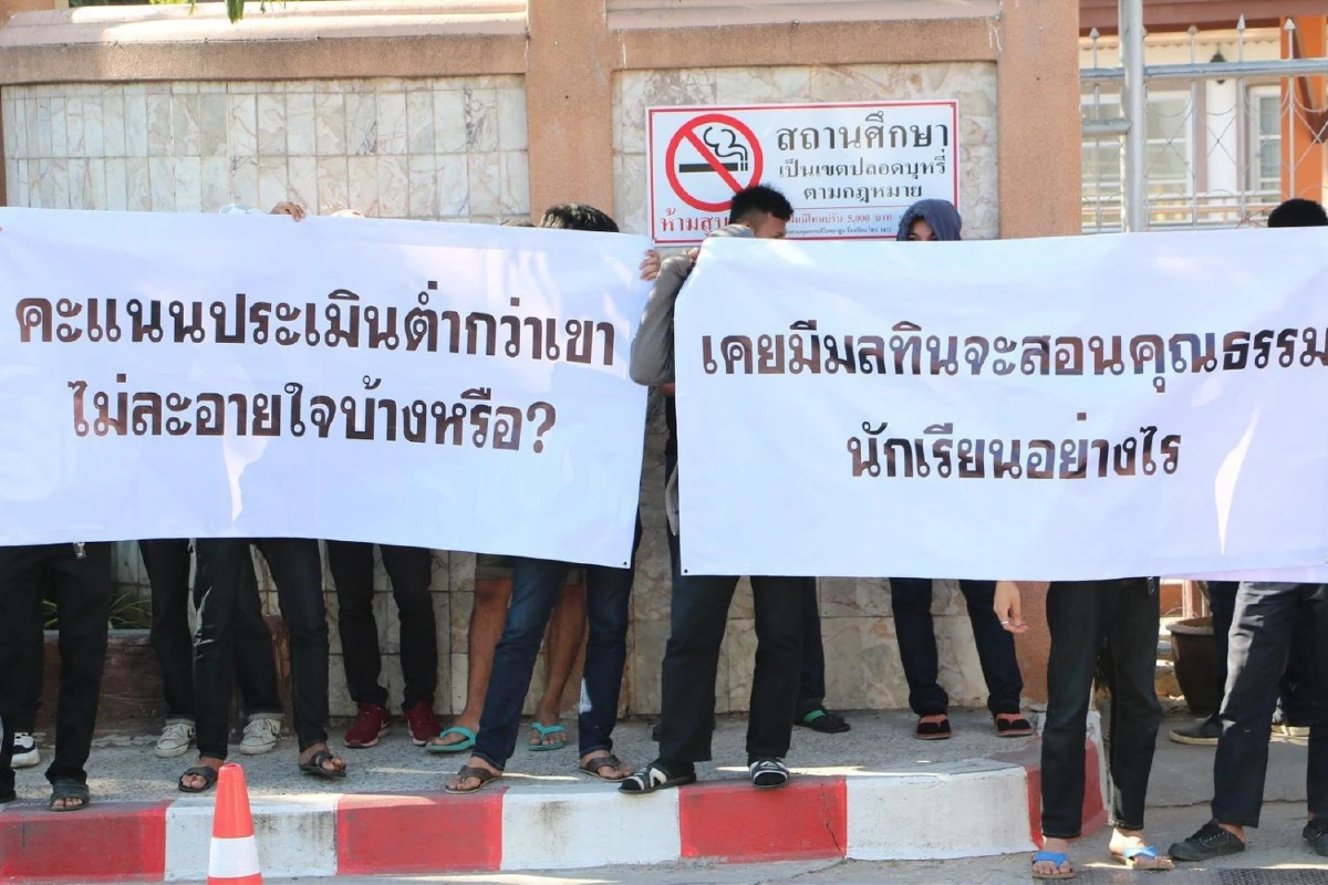 ผอ.โรงเรียนดังรับตำแหน่งวันแรกเจอชูป้ายไม่รับ ลั่นผมมาถูกต้องตามระเบียบ