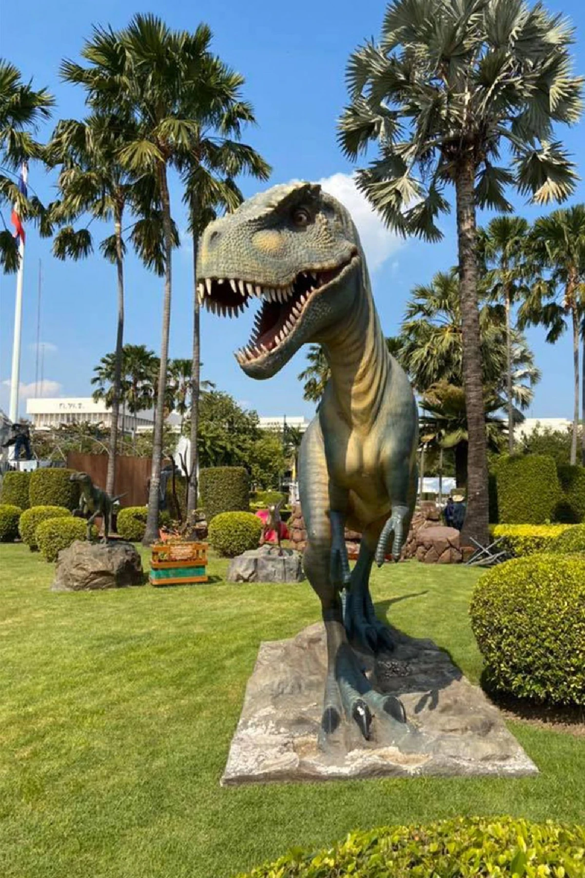 ฮือฮา!ฝูงไดโนเสาร์โผล่หน้าทำเนียบรอร่วมกิจกรรมงานวันเด็กแห่งชาติ