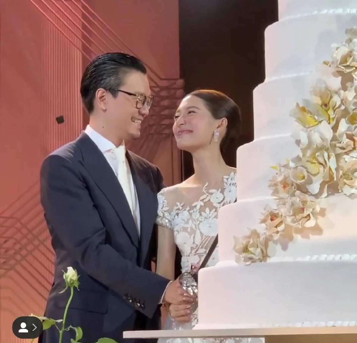 ชื่นมื่น! มิว นิษฐา ควง ไฮโซเซนต์ เข้าพิธีฉลองมงคลสมรสเรียบหรูดูคลาสสิก