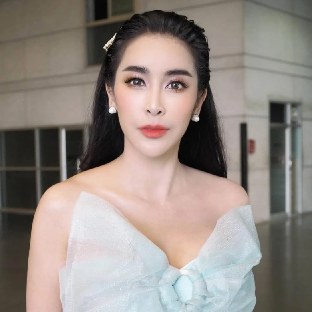 ใหม่ สุคนธวา ทรมานใจคนขับรถ! สลัดผ้าโชว์อกสะบึ้มทำไฟลุกไปทั้งแยกอโศก