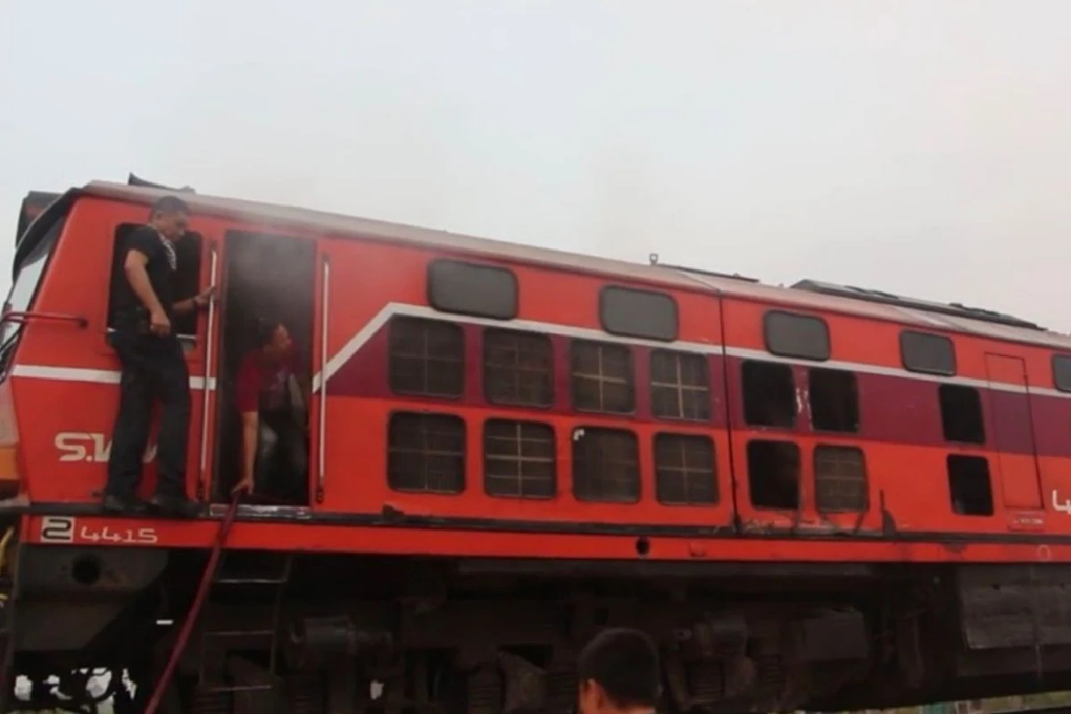 ระทึกไฟไหม้หัวรถจักรรถไฟหวิดลามโบกี้โดยสารโชคดีดับทัน
