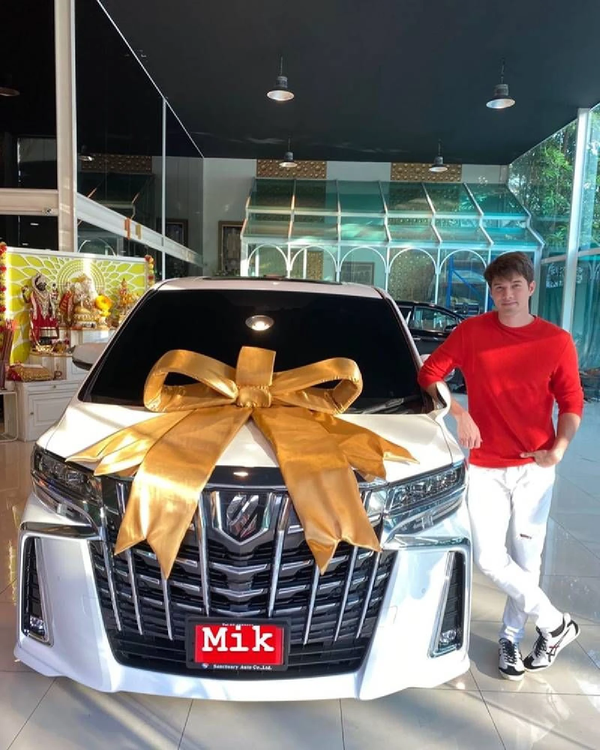 มิกค์ ทองระย้า ควักเงินเก็บหลายล้านถอยรถหรูคันใหม่ แฟนๆแซวขาดตุ๊กตาหน้ารถ
