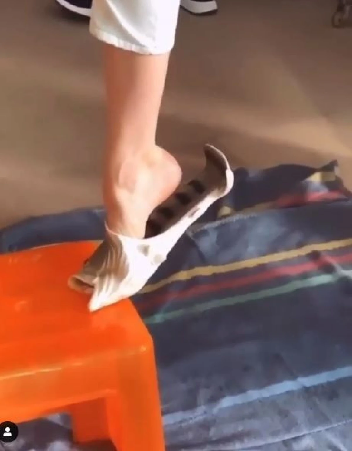 ซูเปอร์โมเดลระดับโลก! จีจี้ ฮาดิด ชอบมากโพสท่ากับรองเท้าแตะปลาสุดแปลกที่เมืองไทย