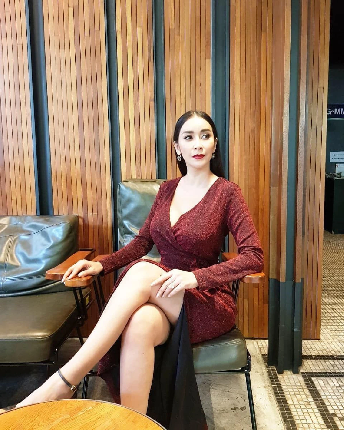 ใหม่ สุคนธวา ทรมานใจคนขับรถ! สลัดผ้าโชว์อกสะบึ้มทำไฟลุกไปทั้งแยกอโศก