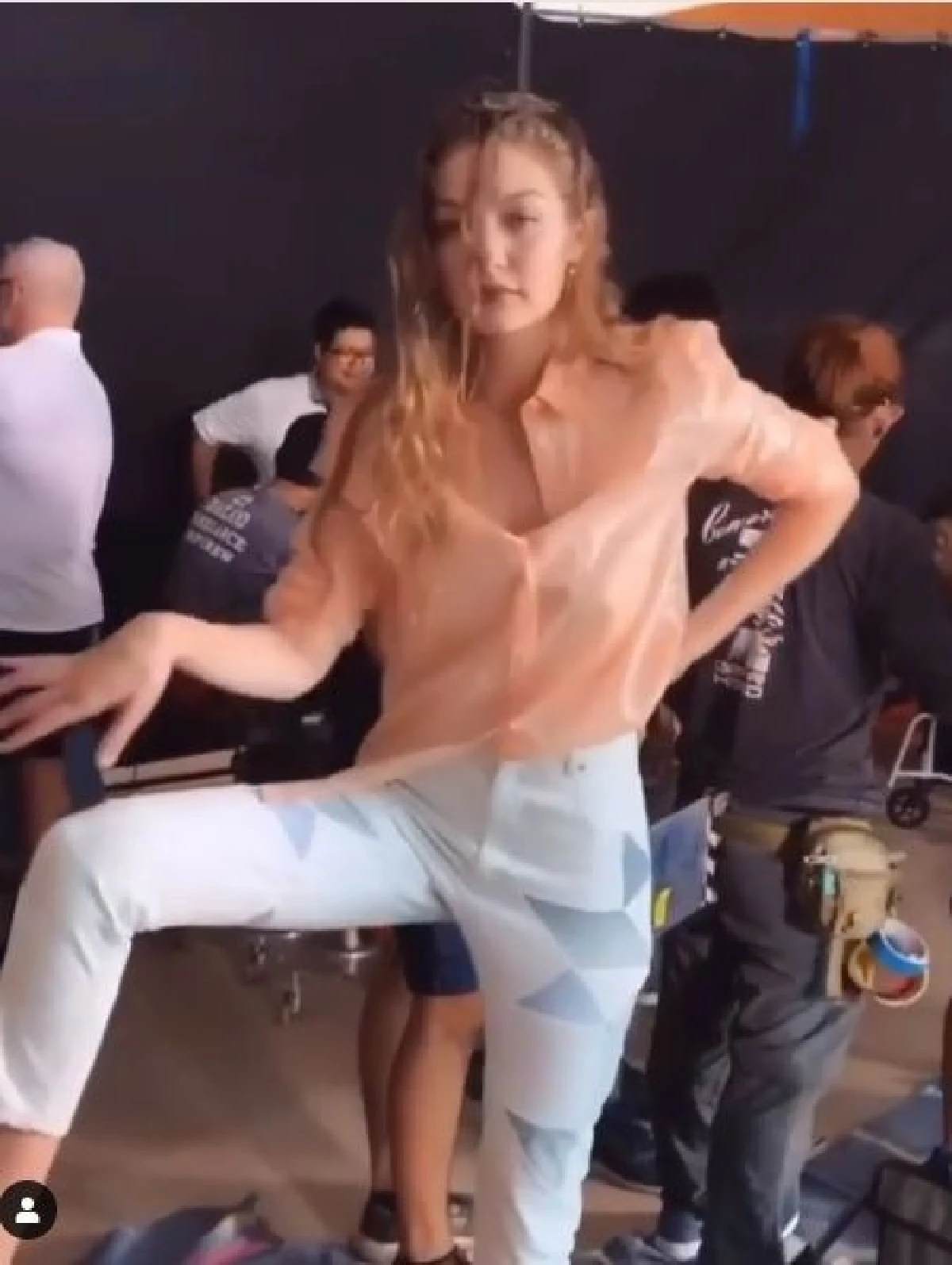 ซูเปอร์โมเดลระดับโลก! จีจี้ ฮาดิด ชอบมากโพสท่ากับรองเท้าแตะปลาสุดแปลกที่เมืองไทย