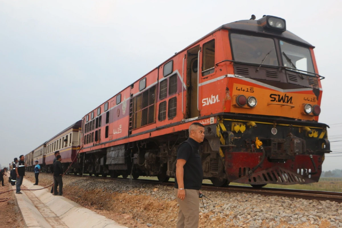 ระทึกไฟไหม้หัวรถจักรรถไฟหวิดลามโบกี้โดยสารโชคดีดับทัน