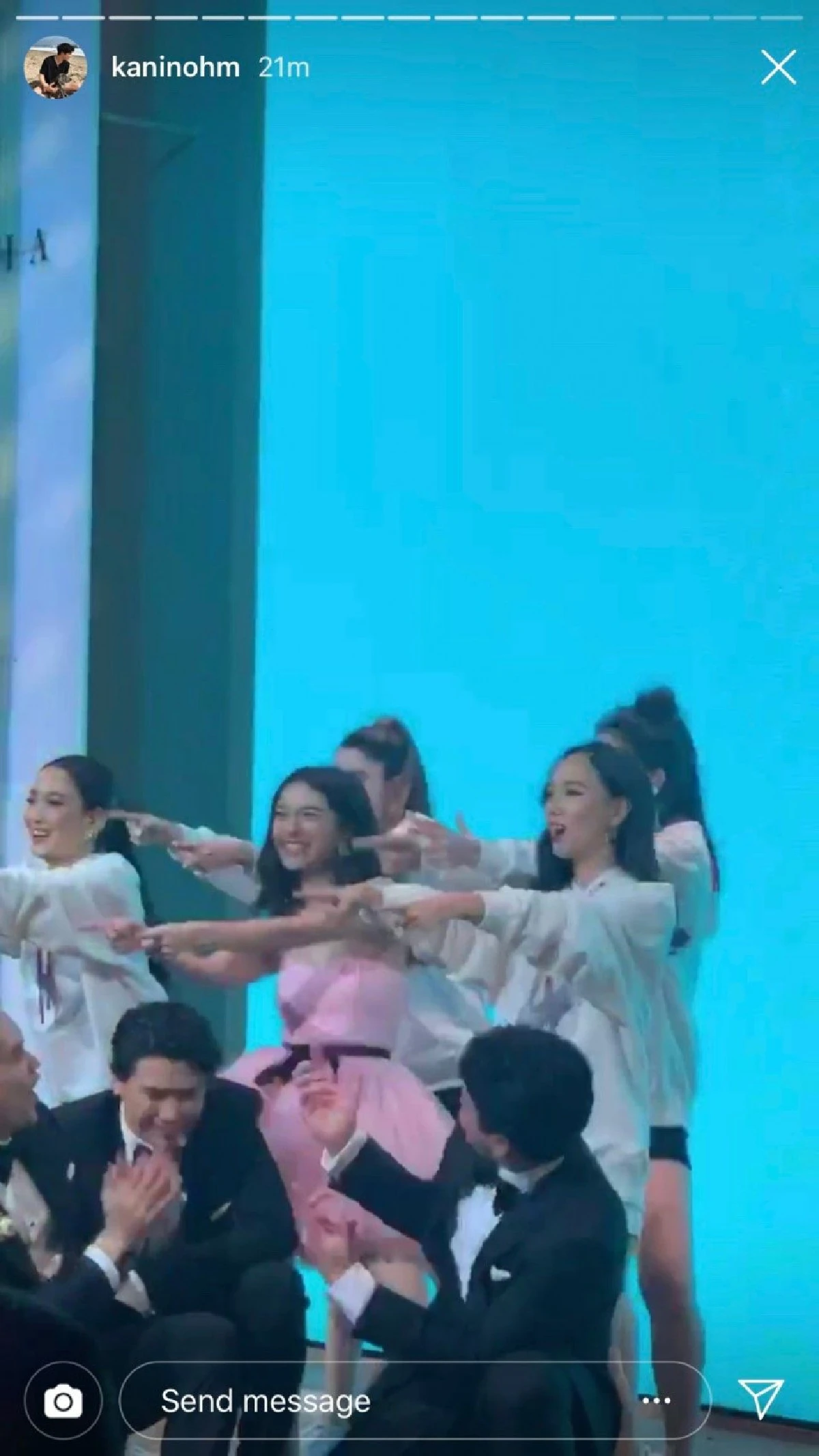 อาฟเตอร์ปาร์ตี้คึกคัก! มิว นิษฐา-ไฮโซเซนต์ โชว์สเต็ปแดนซ์กระจายกับแก๊งเพื่อน (คลิป)