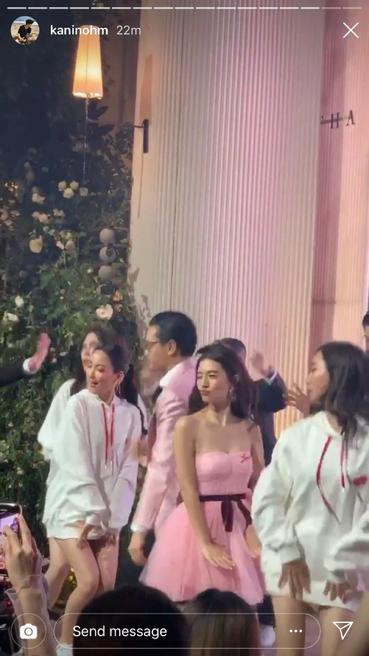 อาฟเตอร์ปาร์ตี้คึกคัก! มิว นิษฐา-ไฮโซเซนต์ โชว์สเต็ปแดนซ์กระจายกับแก๊งเพื่อน (คลิป)