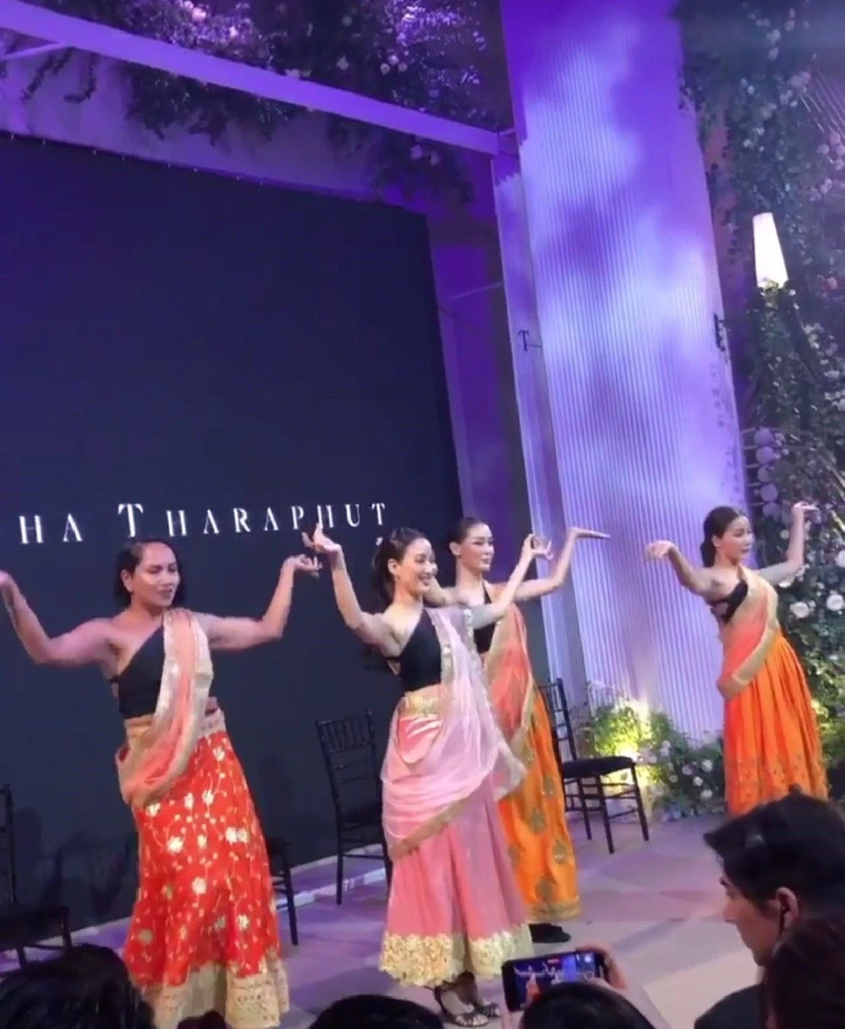 แซ่บมาก! แต้ว ณฐพร-จันจิ จันจิรา โชว์เซ็กซี่เต้นเปิดฟลอร์ในงานแต่ง มิว นิษฐา (คลิป)