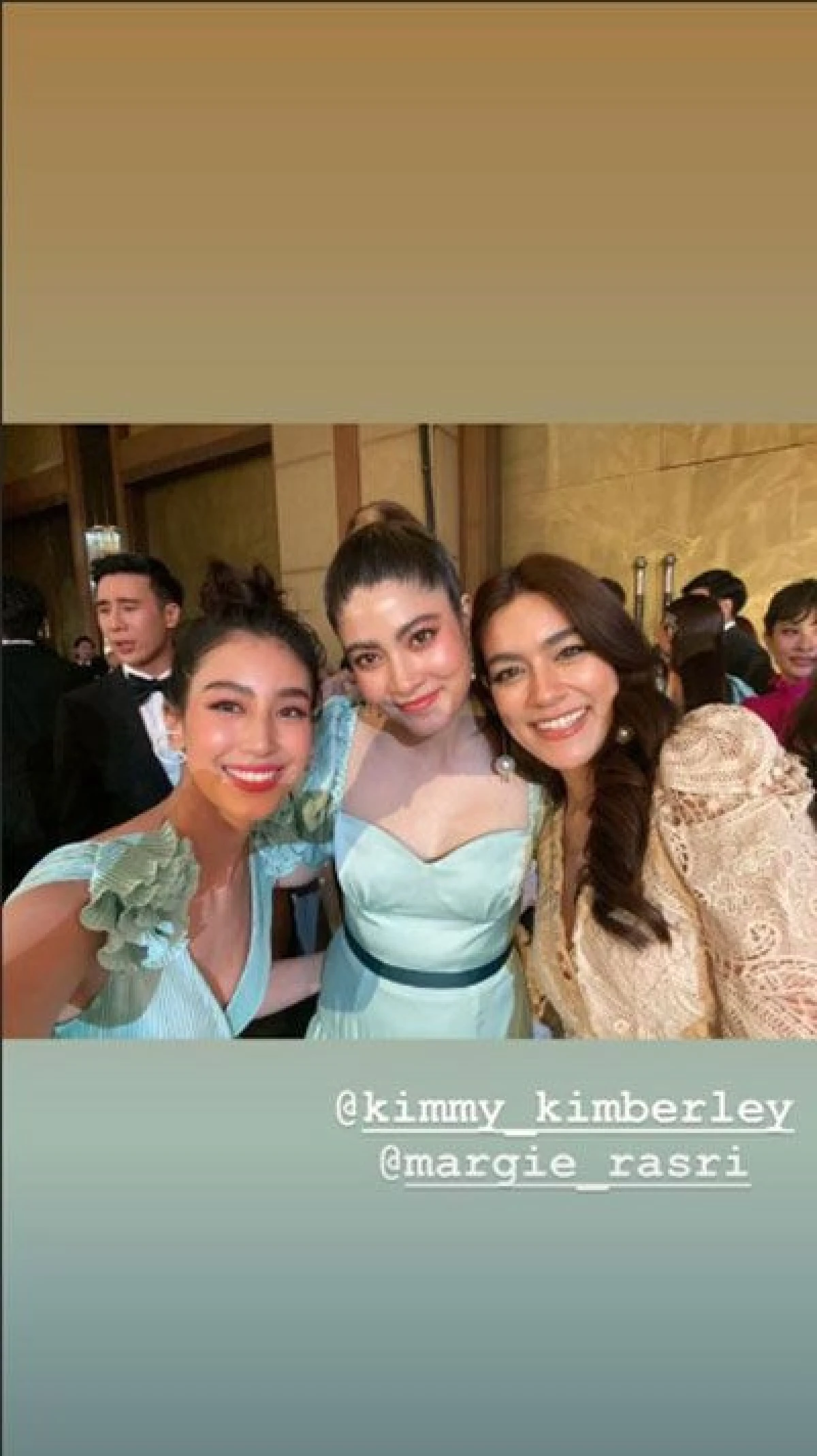 ส่องแก๊งเพื่อนเจ้าสาวสวยหล่อของ มิว นิษฐา แต่งตัวจัดเต็มความปังไม่มีใครยอมใคร