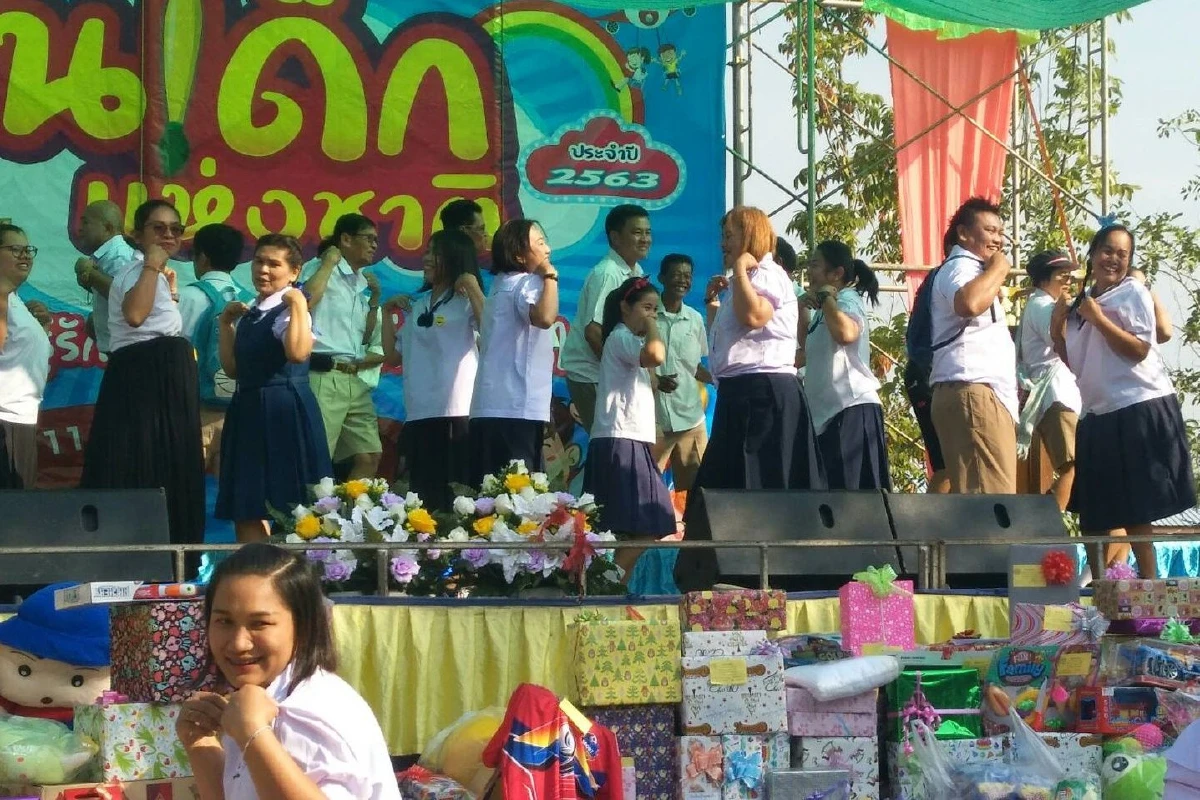 นายกอบต.โคราชสุดฮา นำทีมเต้นเรียกเสียงหัวเราะงานวันเด็กปี63
