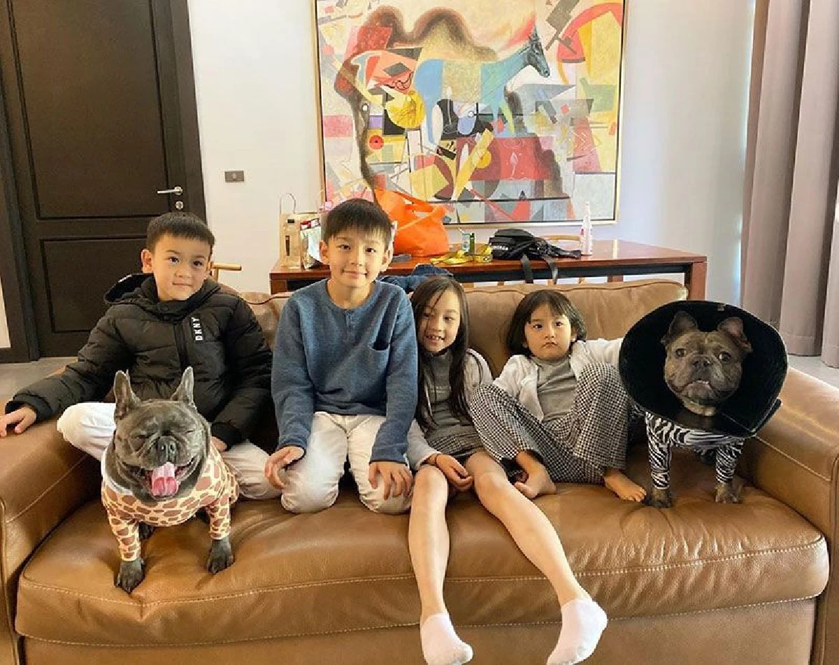 สามี พลอย ชิดจันทร์ แจกอั่งเปาลูกๆ คนละ 1 ล้านบาท ต้อนรับวันตรุษจีนแบบจุกๆ (คลิป)