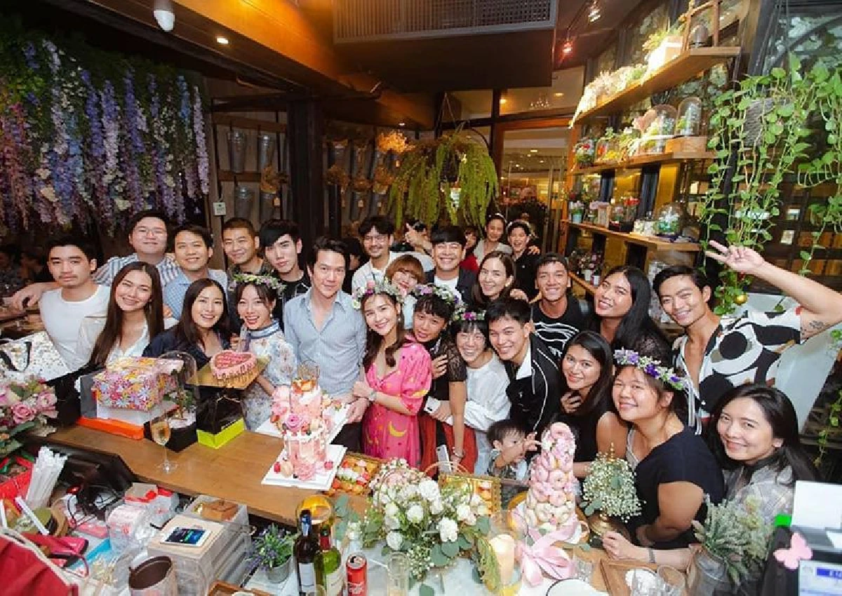 หวานฉ่ำอย่างกับขอแต่งงาน! ออม สุชาร์ เขินแก้มแดง! แอมป์ พิธาน ยกเค้กอวยพรวันเกิด