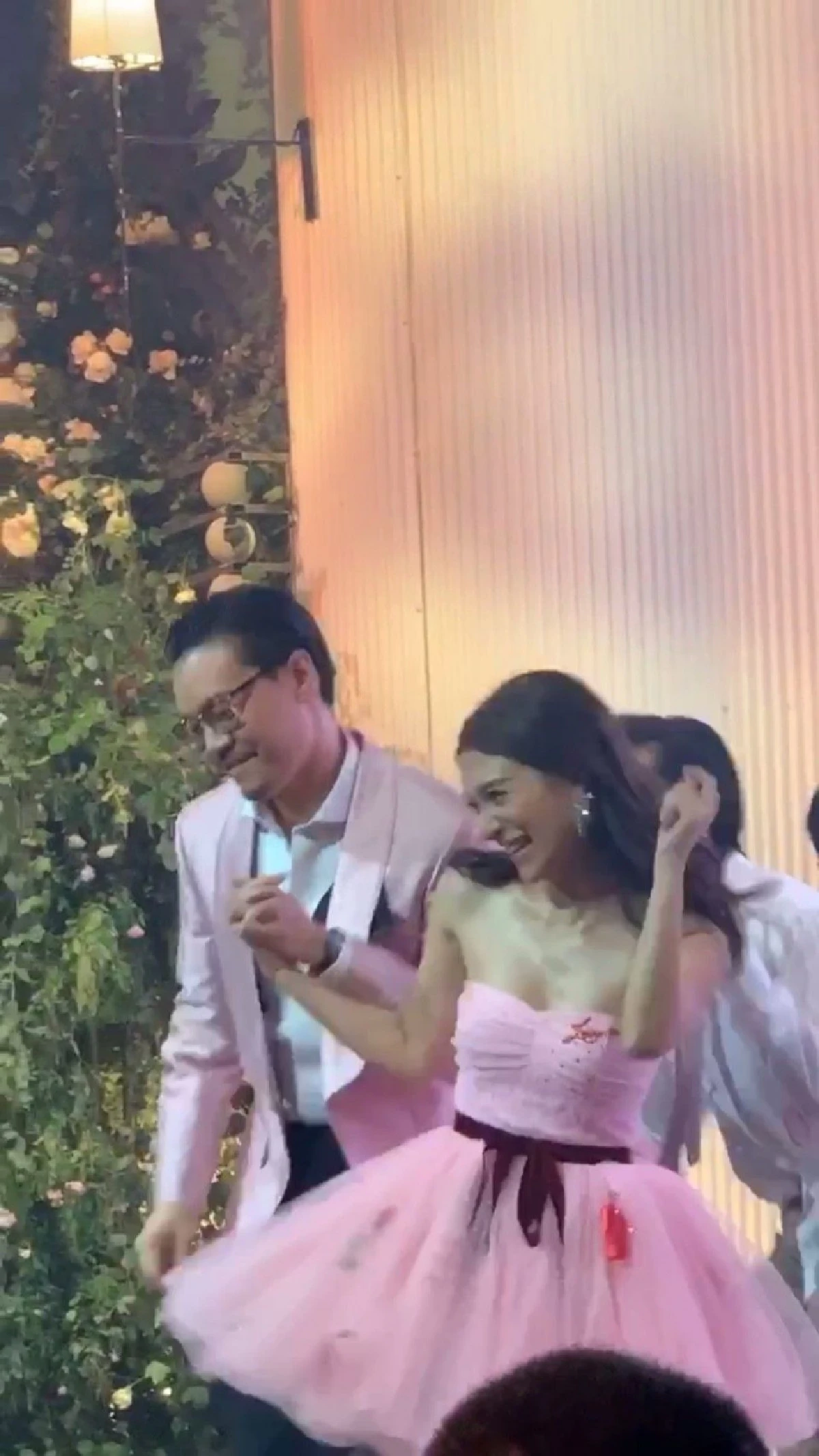 อาฟเตอร์ปาร์ตี้คึกคัก! มิว นิษฐา-ไฮโซเซนต์ โชว์สเต็ปแดนซ์กระจายกับแก๊งเพื่อน (คลิป)