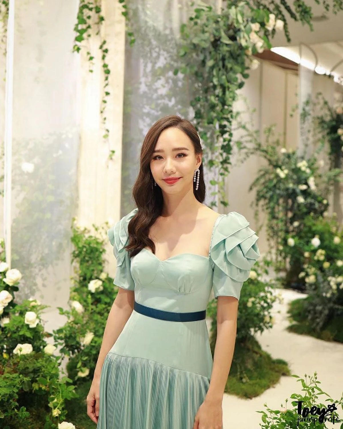 ส่องแก๊งเพื่อนเจ้าสาวสวยหล่อของ มิว นิษฐา แต่งตัวจัดเต็มความปังไม่มีใครยอมใคร