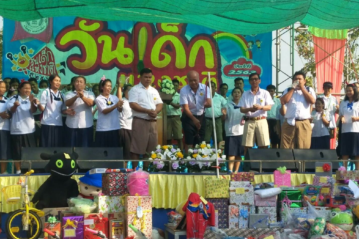 นายกอบต.โคราชสุดฮา นำทีมเต้นเรียกเสียงหัวเราะงานวันเด็กปี63 นายกอบต.โคราชสุดฮา นำทีมเต้นเรียกเสียงหัวเราะงานวันเด็กปี63