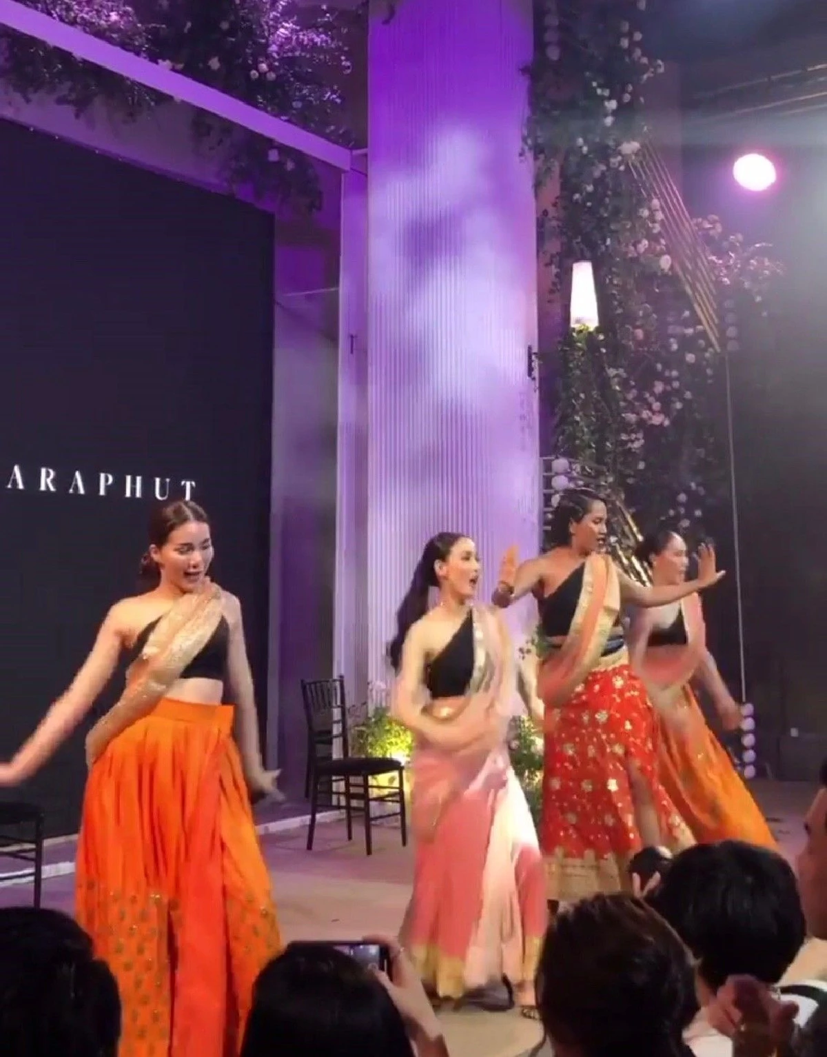 แซ่บมาก! แต้ว ณฐพร-จันจิ จันจิรา โชว์เซ็กซี่เต้นเปิดฟลอร์ในงานแต่ง มิว นิษฐา (คลิป)