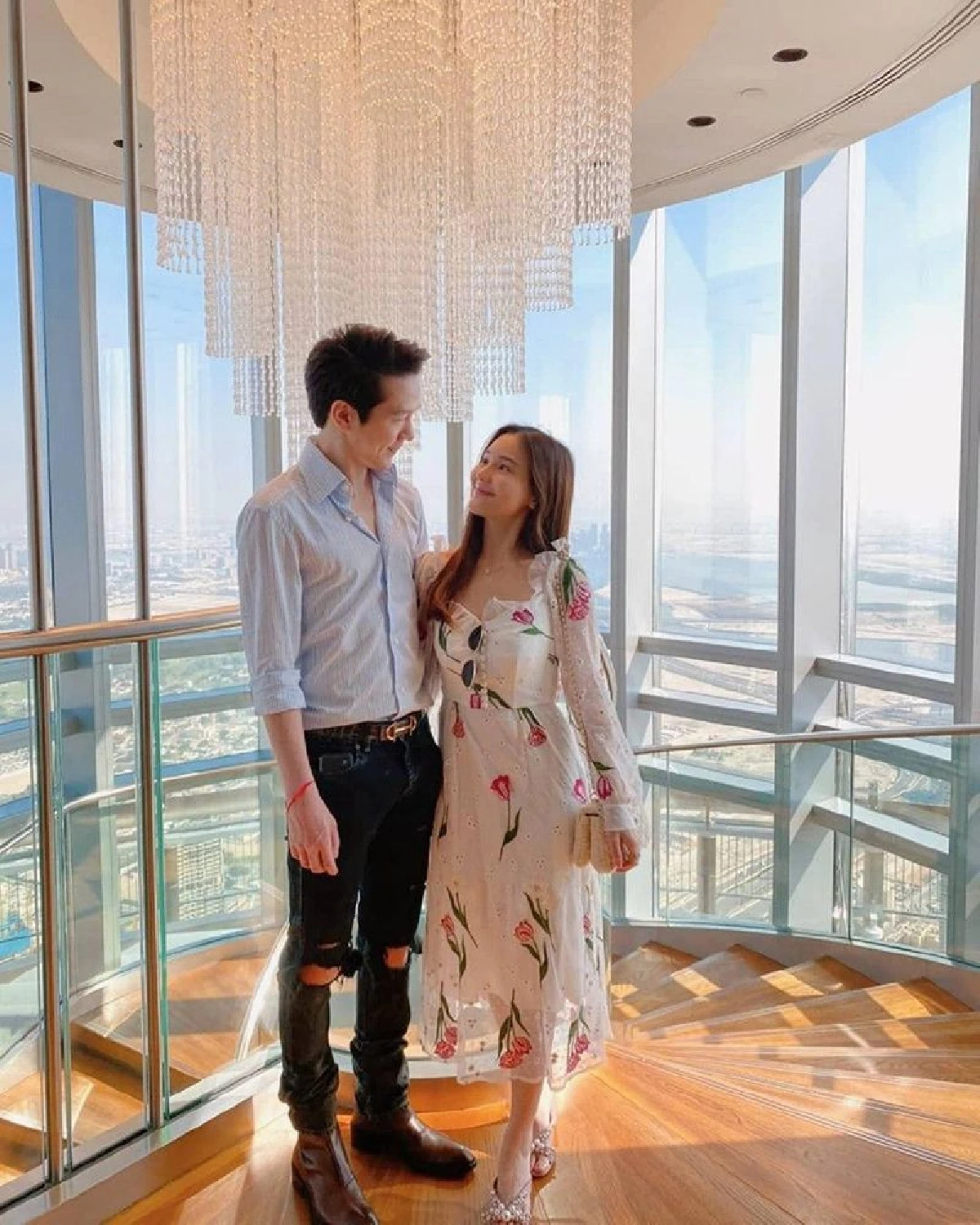 หวานฉ่ำอย่างกับขอแต่งงาน! ออม สุชาร์ เขินแก้มแดง! แอมป์ พิธาน ยกเค้กอวยพรวันเกิด