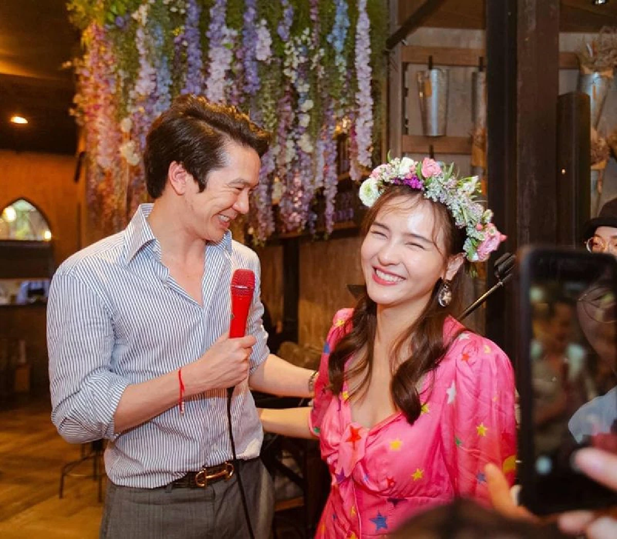 หวานฉ่ำอย่างกับขอแต่งงาน! ออม สุชาร์ เขินแก้มแดง! แอมป์ พิธาน ยกเค้กอวยพรวันเกิด