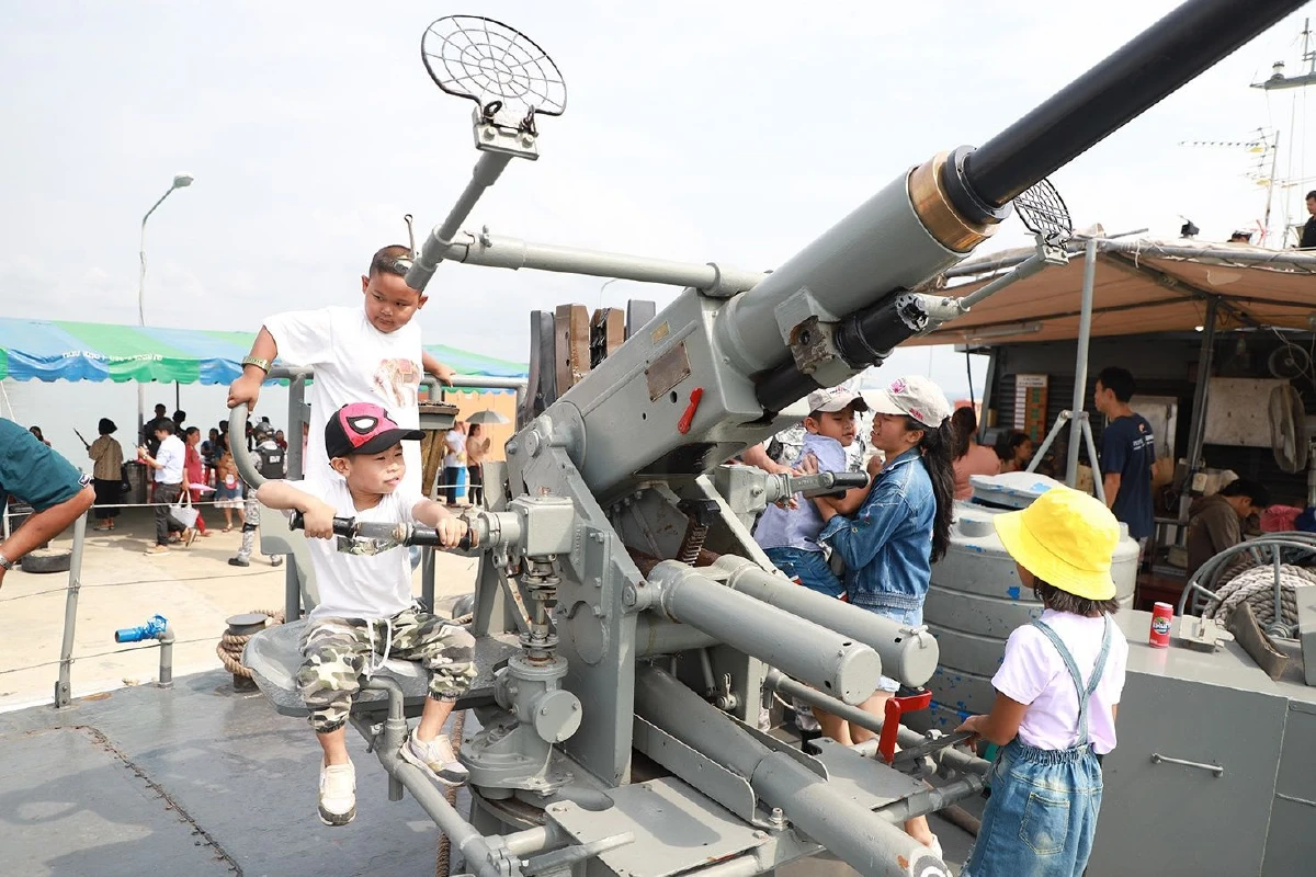 เรือหลวงเทพา โชว์ช่วยผู้ประสบภัยทางทางทะเล เนื่องในวันเด็กแห่งชาติปี63