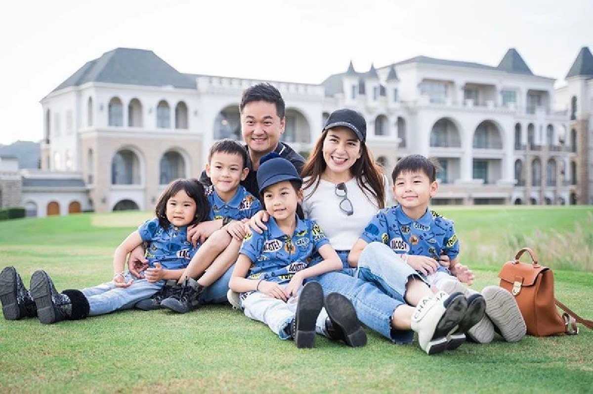 สามี พลอย ชิดจันทร์ แจกอั่งเปาลูกๆ คนละ 1 ล้านบาท ต้อนรับวันตรุษจีนแบบจุกๆ (คลิป)