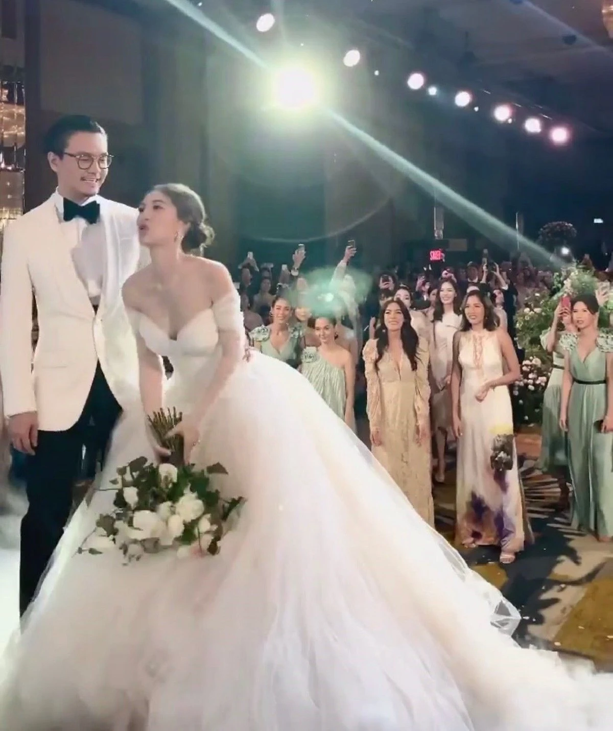 คิมเบอร์ลี่ เขินหนักมาก! คว้าช่อดอกไม้จาก มิว นิษฐา นี่แหละเจ้าสาวคนต่อไป (คลิป)