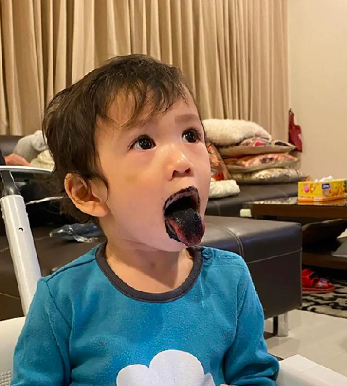 “น้องโพธิ์" ทำแฟนคลับช็อกหลังกินสปาเก็ตเส้นดำ แล้วเลอะปากจนดำไปหมด