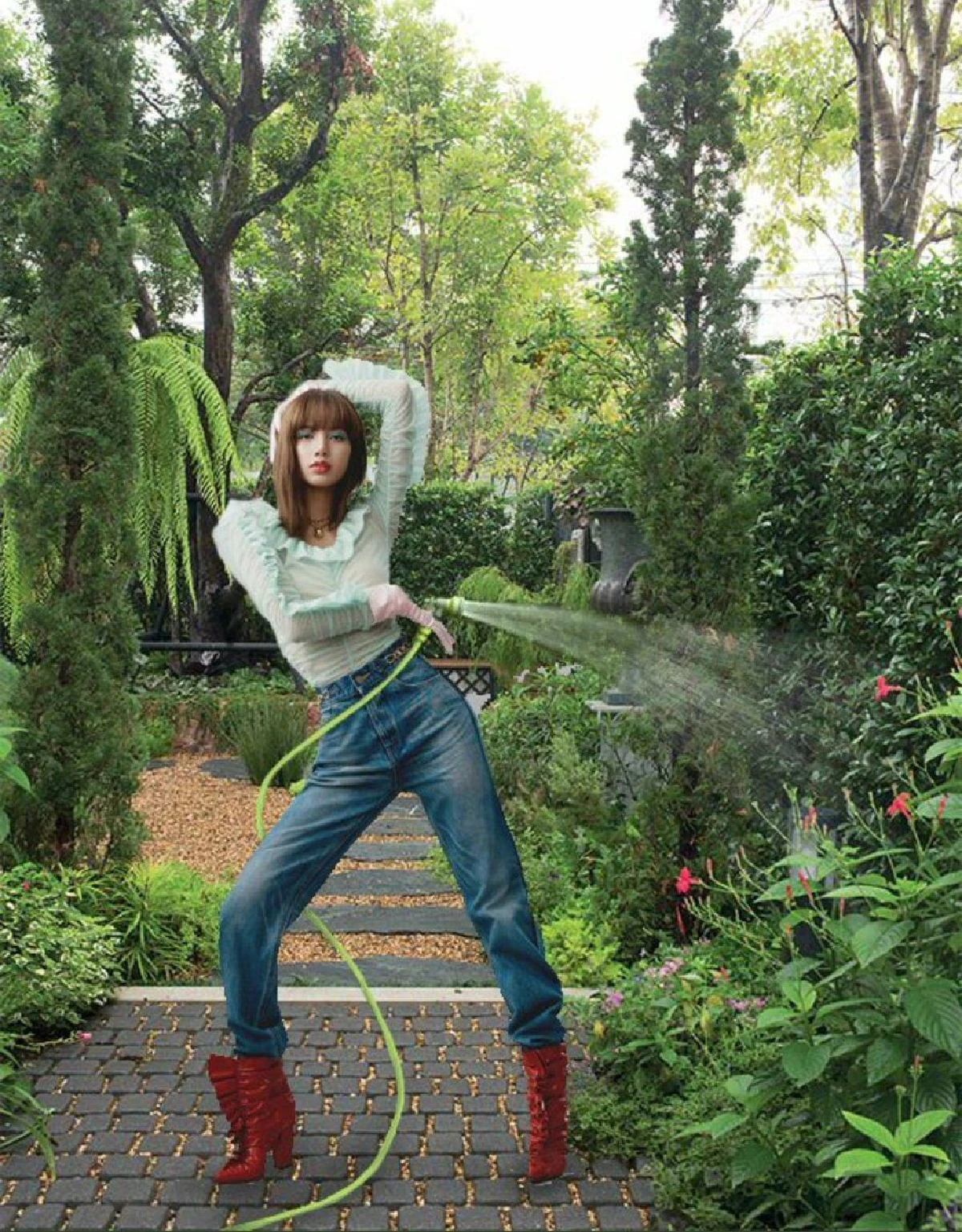 ชาว Blink พากันตัดต่อภาพสาว "ลิซ่า BLACKPINK” อยู่ทุกที่ในอิริยาบถต่างๆ