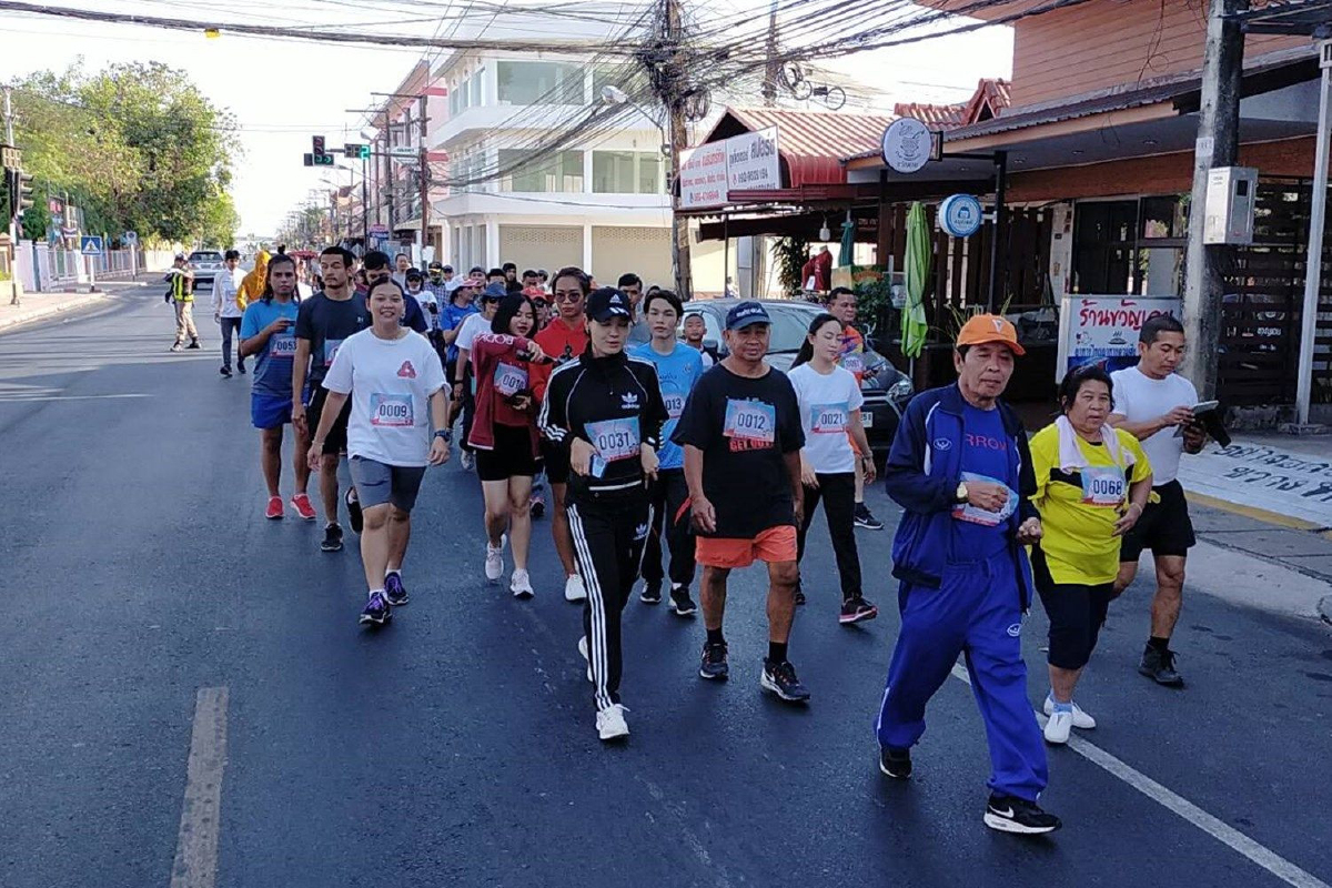 ชาวเมืองน้ำดำกว่า 200 คนร่วมวิ่งไล่ลุงรอบตัวเมืองอ้างประชาชนอึดอัด ชาวเมืองน้ำดำกว่า 200 คนร่วมวิ่งไล่ลุงรอบตัวเมืองอ้างประชาชนอึดอัด