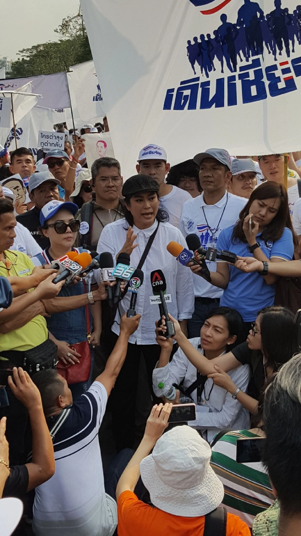 พลังเงียบ! "เดินเชียร์ลุง" ที่สวนลุมคึกคัก ทีมจัดเผยคนร่วม 1.3 หมื่น