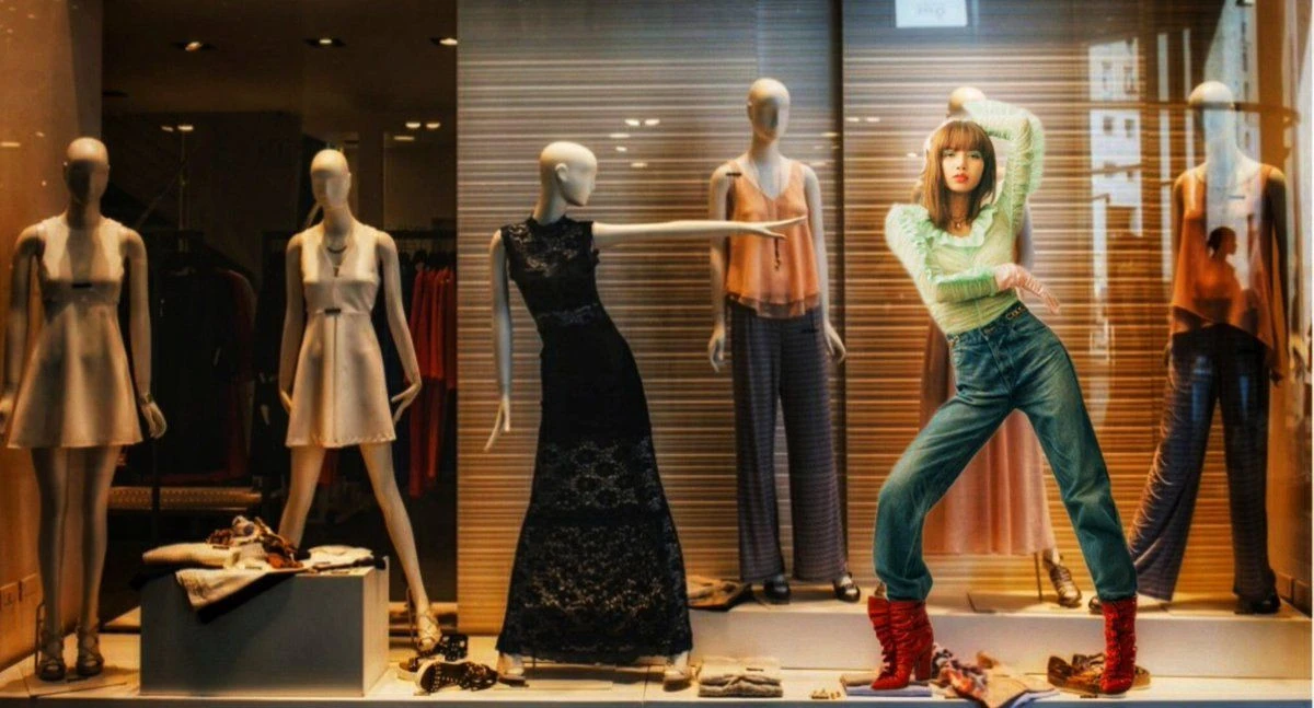 ชาว Blink พากันตัดต่อภาพสาว "ลิซ่า BLACKPINK” อยู่ทุกที่ในอิริยาบถต่างๆ