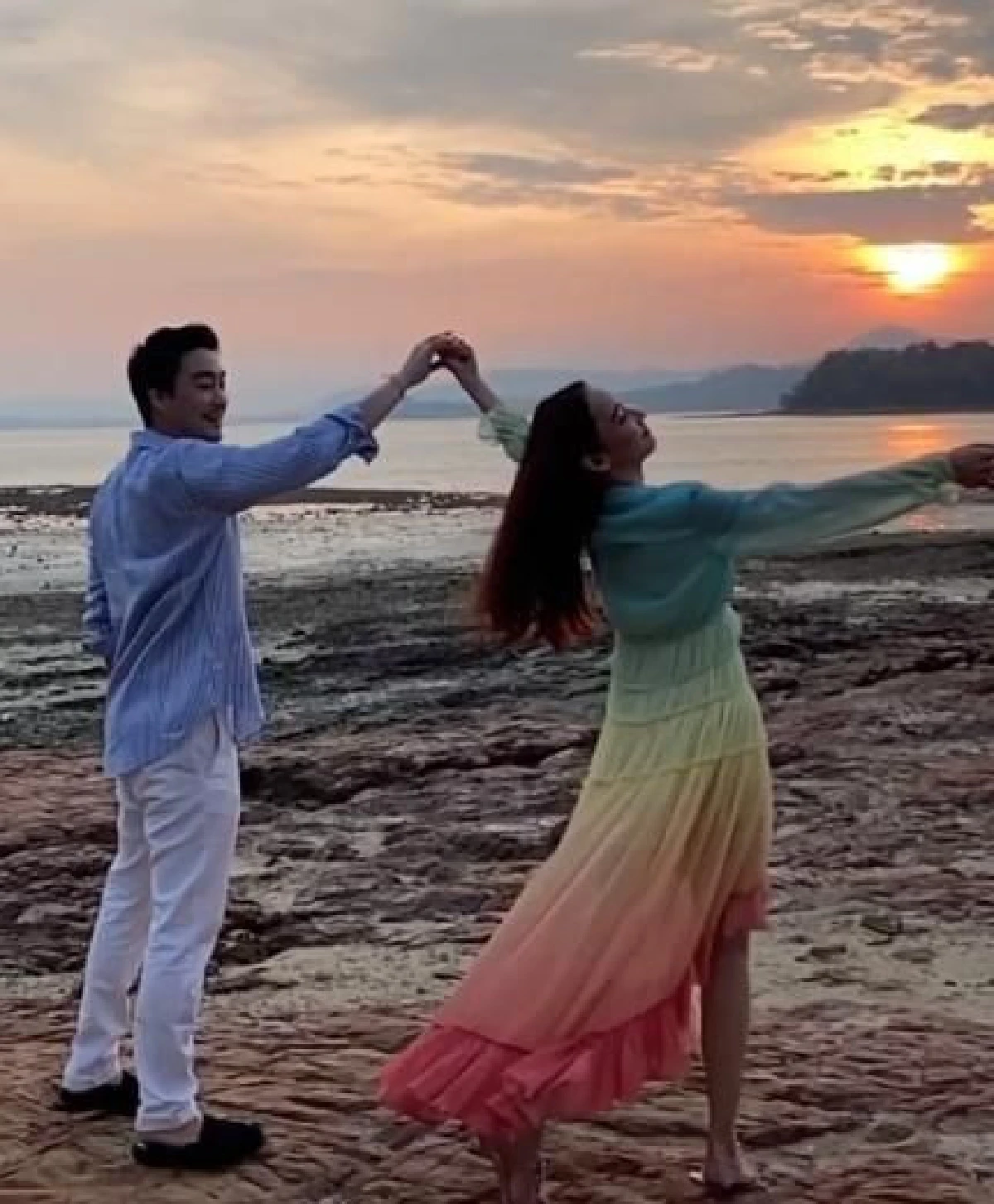 "อั้ม-ไฮโซพก" โรแมนติกมาก! จูงมือเต้นรำริมทะเล ท่ามกลางพระอาทิตย์ตกดิน