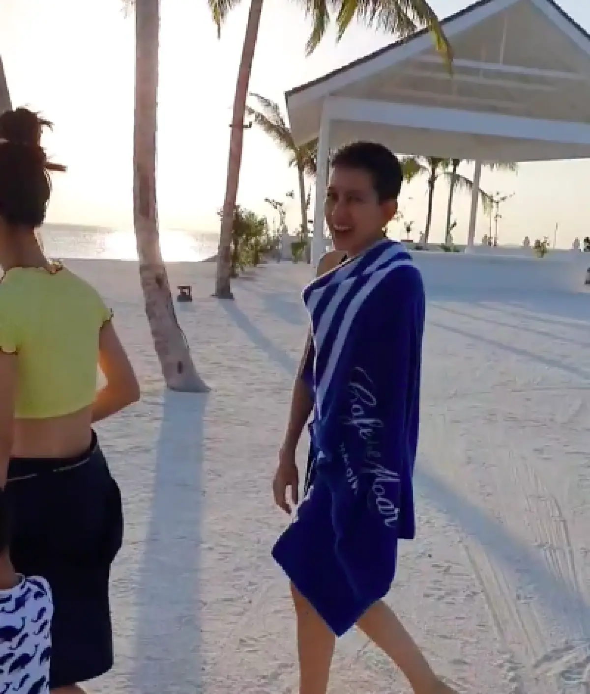 "อ้อม สุนิสา” สวมชุดบิกินี่โชว์เซ็กซี่เบาๆ ริมทะเล ทำ "โอปอล์" กรี๊ดแรงมาก