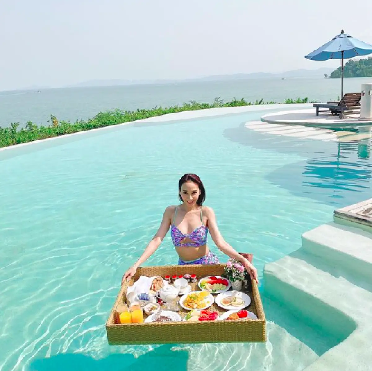 "อั้ม-ไฮโซพก" โรแมนติกมาก! จูงมือเต้นรำริมทะเล ท่ามกลางพระอาทิตย์ตกดิน