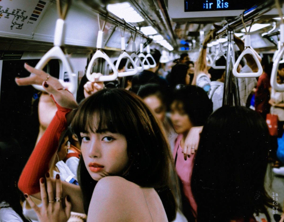 ชาว Blink พากันตัดต่อภาพสาว "ลิซ่า BLACKPINK” อยู่ทุกที่ในอิริยาบถต่างๆ