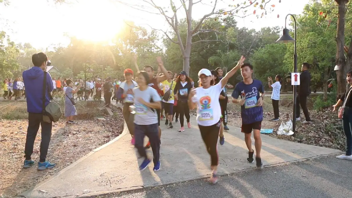 คนขอนแก่นรวมพลชู 3 นิ้ววิ่งรอบสระน้ำในม.ขอนแก่นไล่"บิ๊กตู่-บิ๊กป้อม"